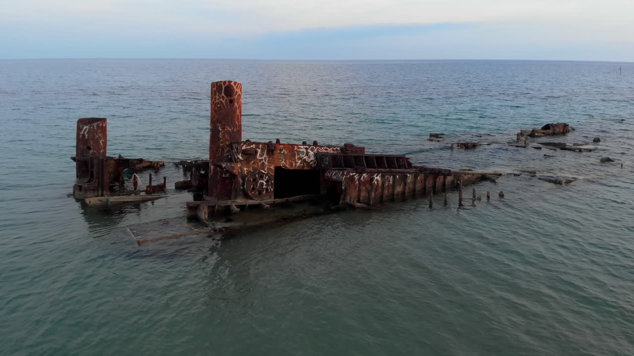 Video drone di un relitto sommerso, acque blu del mare, vista dall'alto.