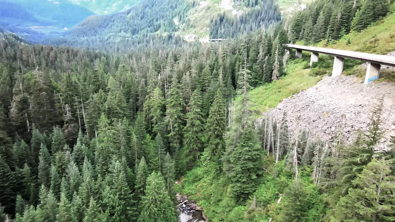 paso snoqualmie interestatal 90 en dirección oeste que corre paralelo a franklin creek, antena