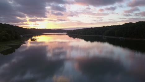 Sonnenaufgangsreflexion-Auf-Dem-See