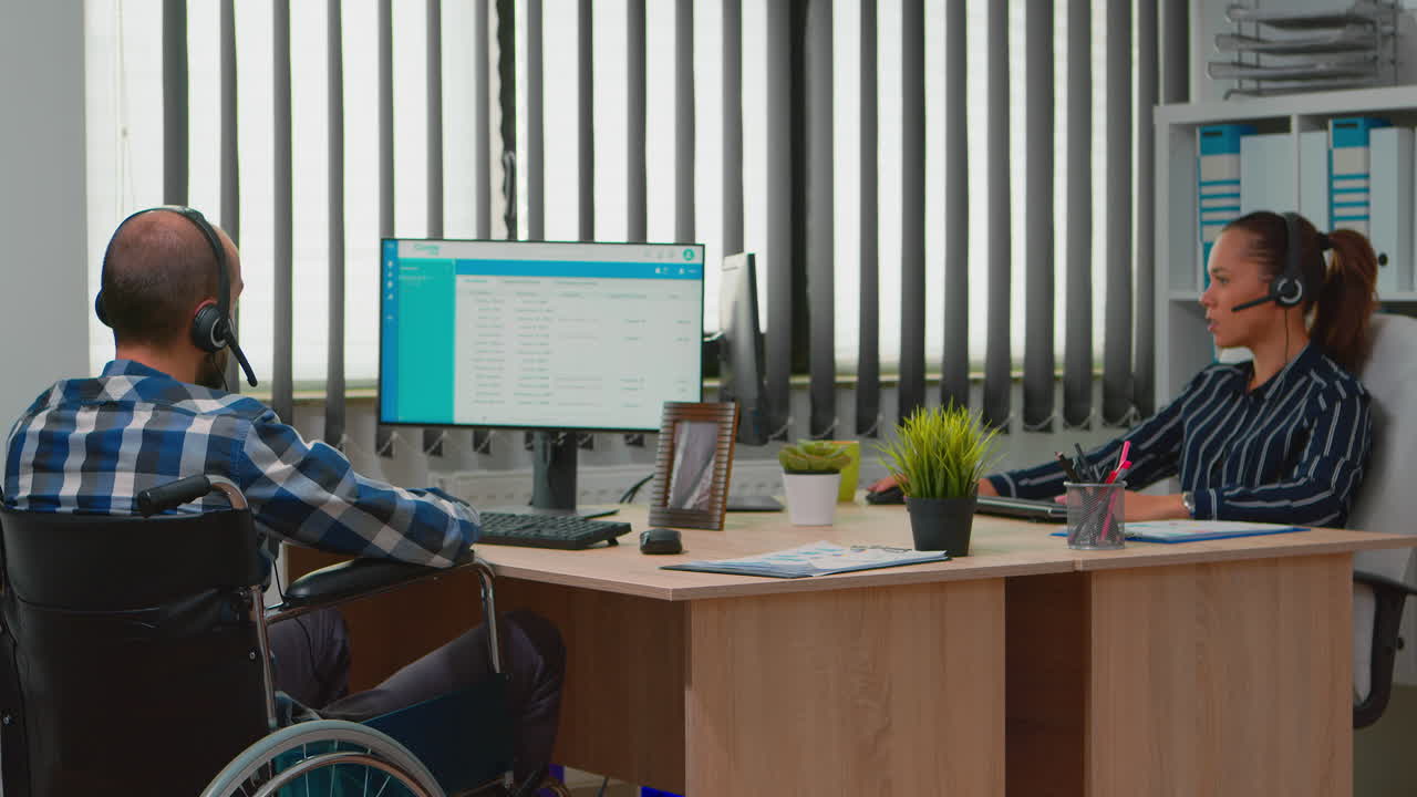 headset de hombre de negocios paralizado haciendo teleconferencia