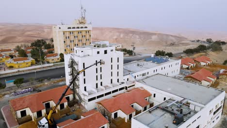 construyendo un hotel en el desierto