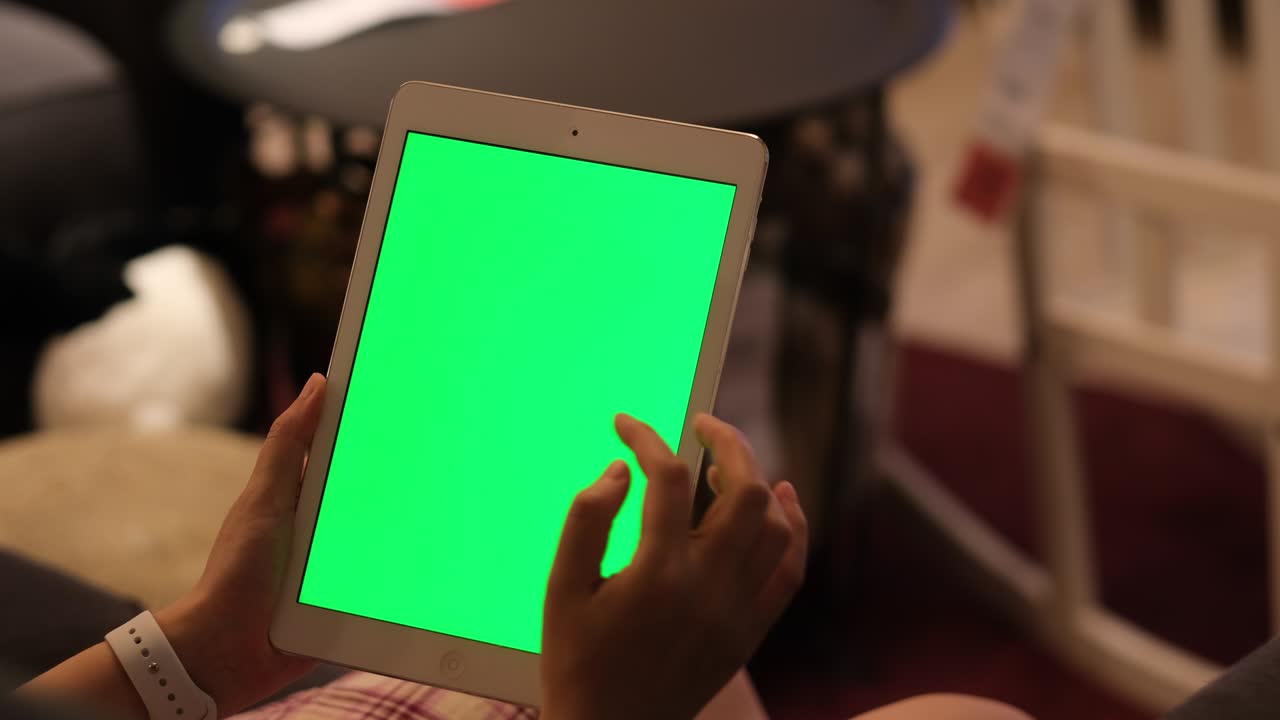 personas que usan una tableta de pantalla verde en casa