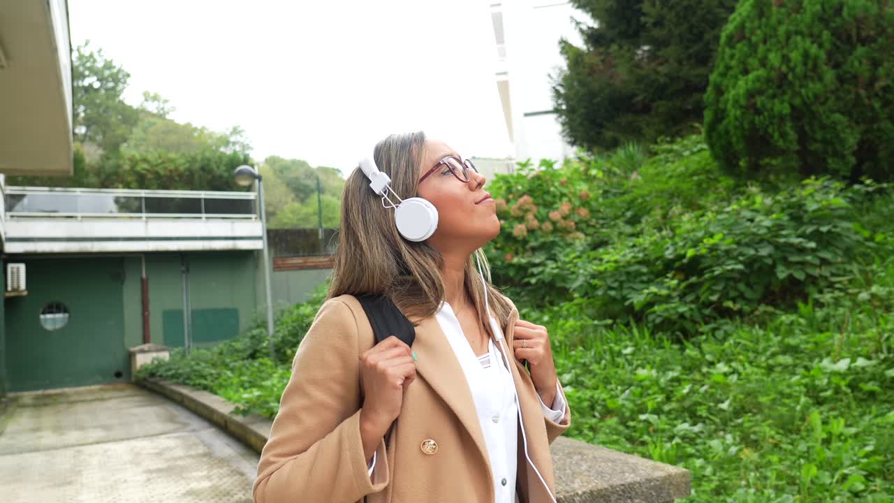 Donna con cuffie all'aperto