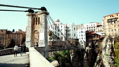 Puentes-De-Constantino:-Este-Video-Captura-La-Belleza-De-Los-Puentes-De-Constantino-Mostrando-Los-Impresionantes-Colores-Del-Cielo-Contra-El-Telón-De-Fondo-De-La-Arquitectura-única-De-La-Ciudad.