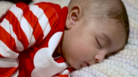 lindo y adorable bebé durmiendo, primer plano