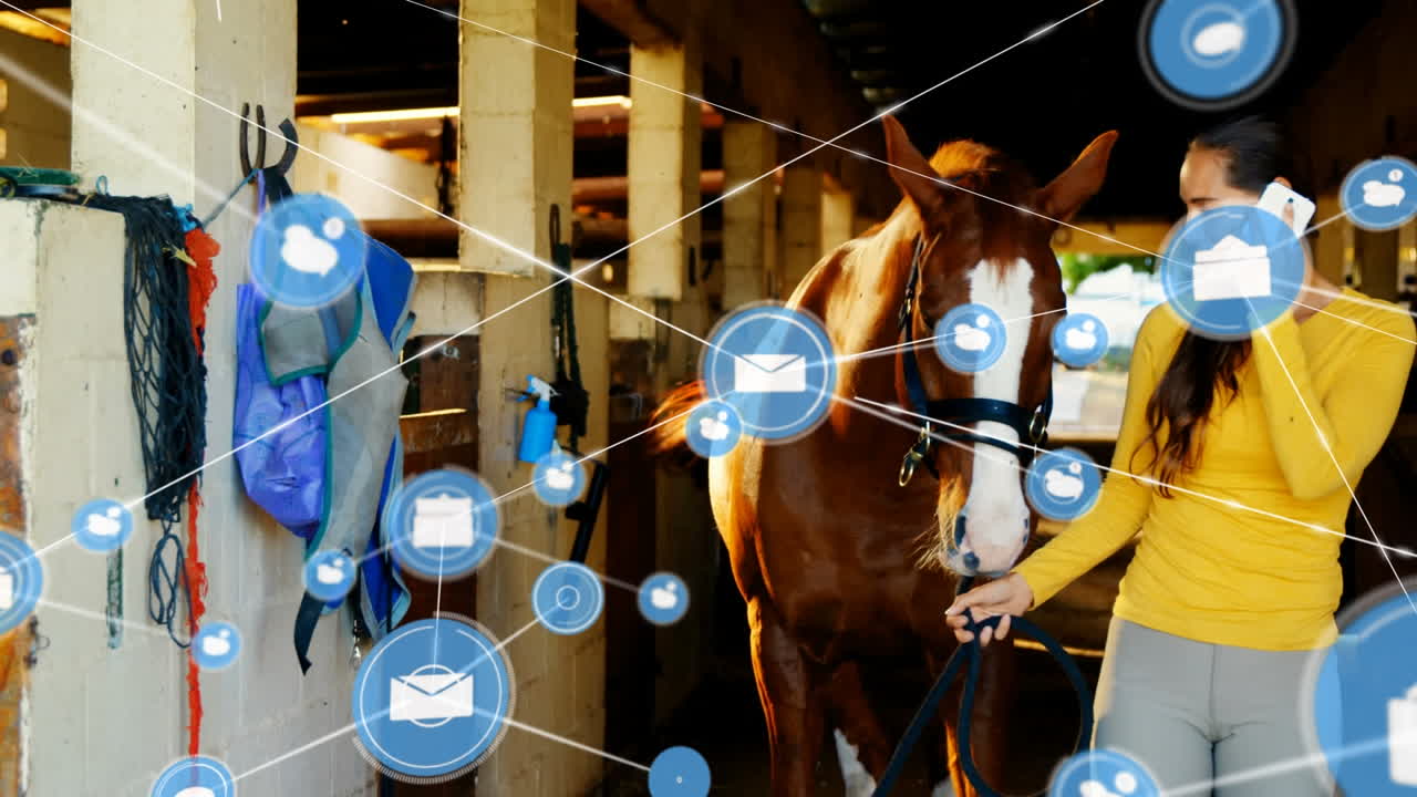 animación de iconos conectados sobre una mujer caucásica sosteniendo un caballo y hablando por teléfono celular en un establo