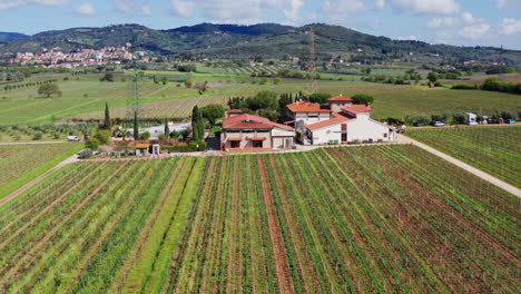 volando alrededor de la bodega local en toscana - italia