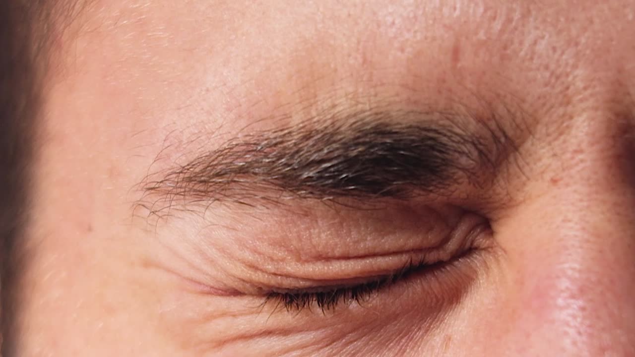 잠에서 깨어난 남자의 눈 클로즈업