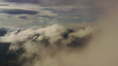imágenes aéreas de la hermosa naturaleza de noruega sobre las nubes.