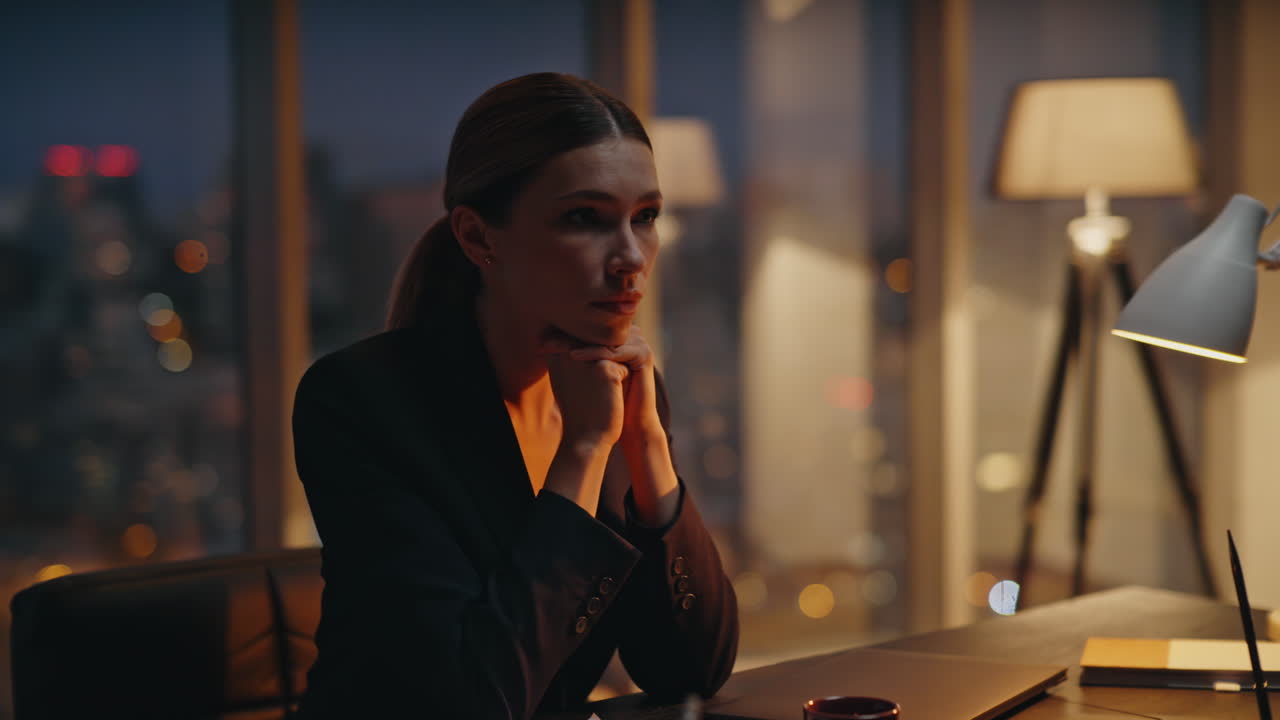 mujer de oficina trabajando demasiado por la noche resolviendo problemas. gerente nervioso quedándose hasta tarde.