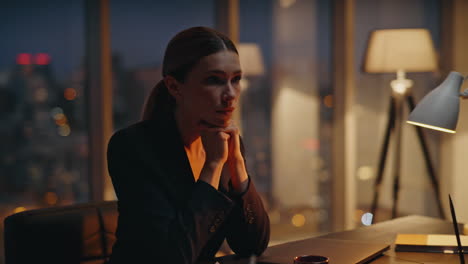mujer de oficina trabajando demasiado por la noche resolviendo problemas. gerente nervioso quedándose hasta tarde.