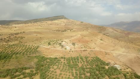 vista aérea de la pequeña ciudad en las tierras altas montañosas