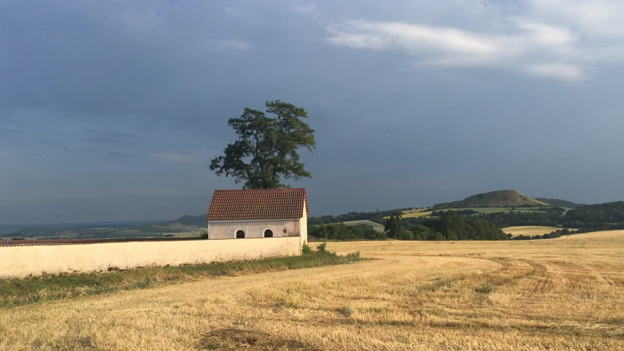 메루니체 마을의  사이에 있는 묘지.