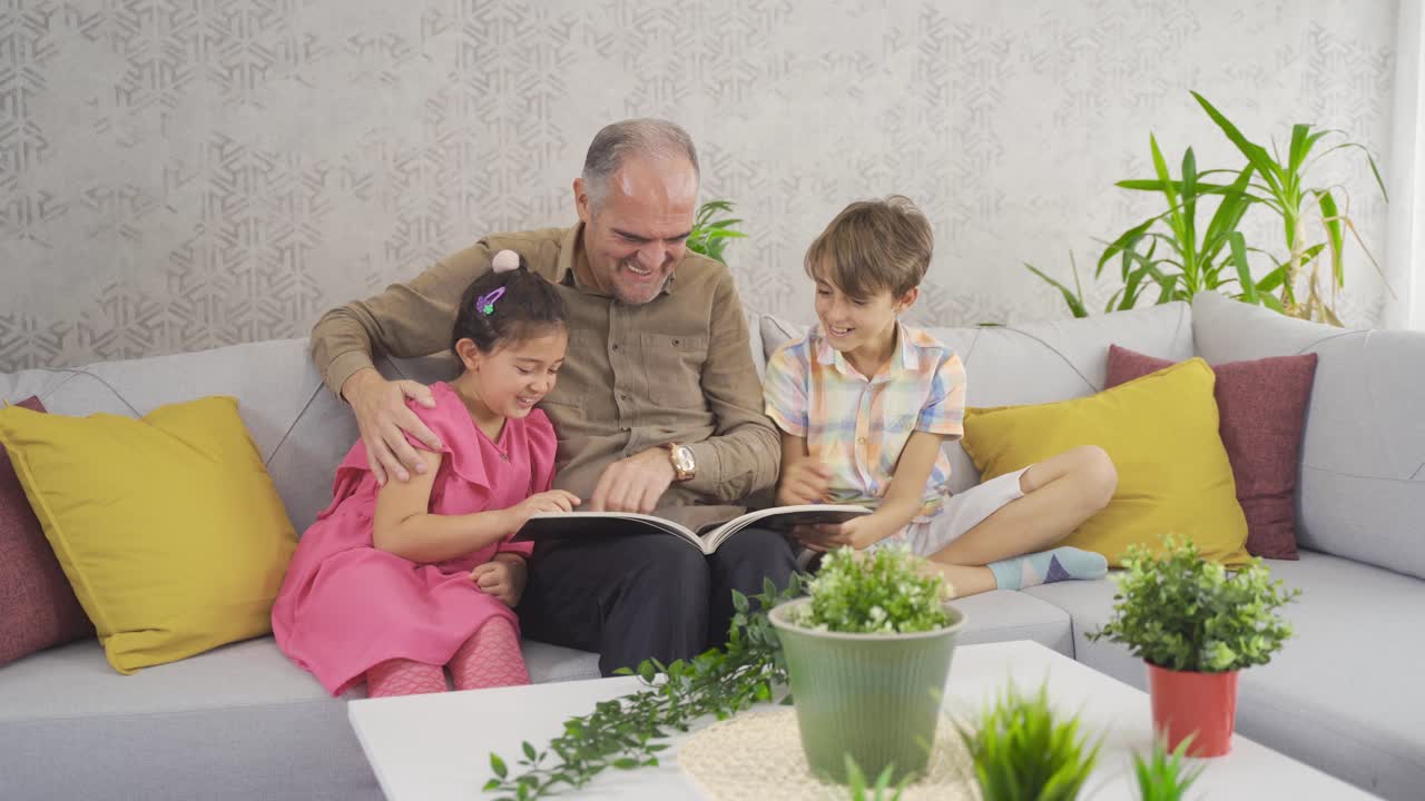 Nonno e nipoti guardano la rivista