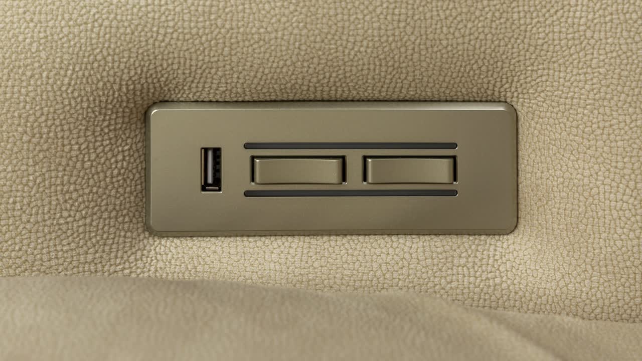 zoom lento en el panel de control de bronce de la silla reclinable de energía en cuero marrón claro