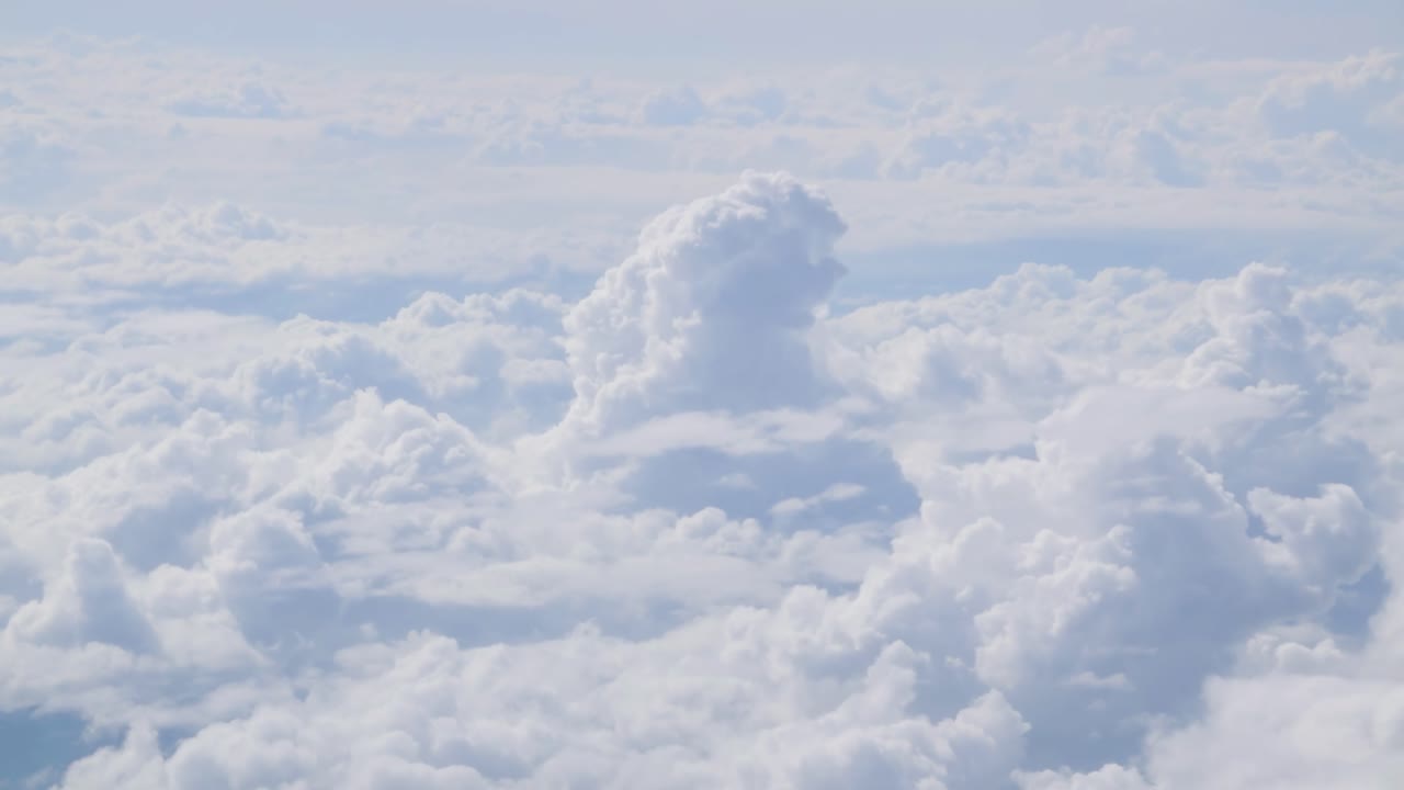 비행기에서 보이는 수평선 구름 4K