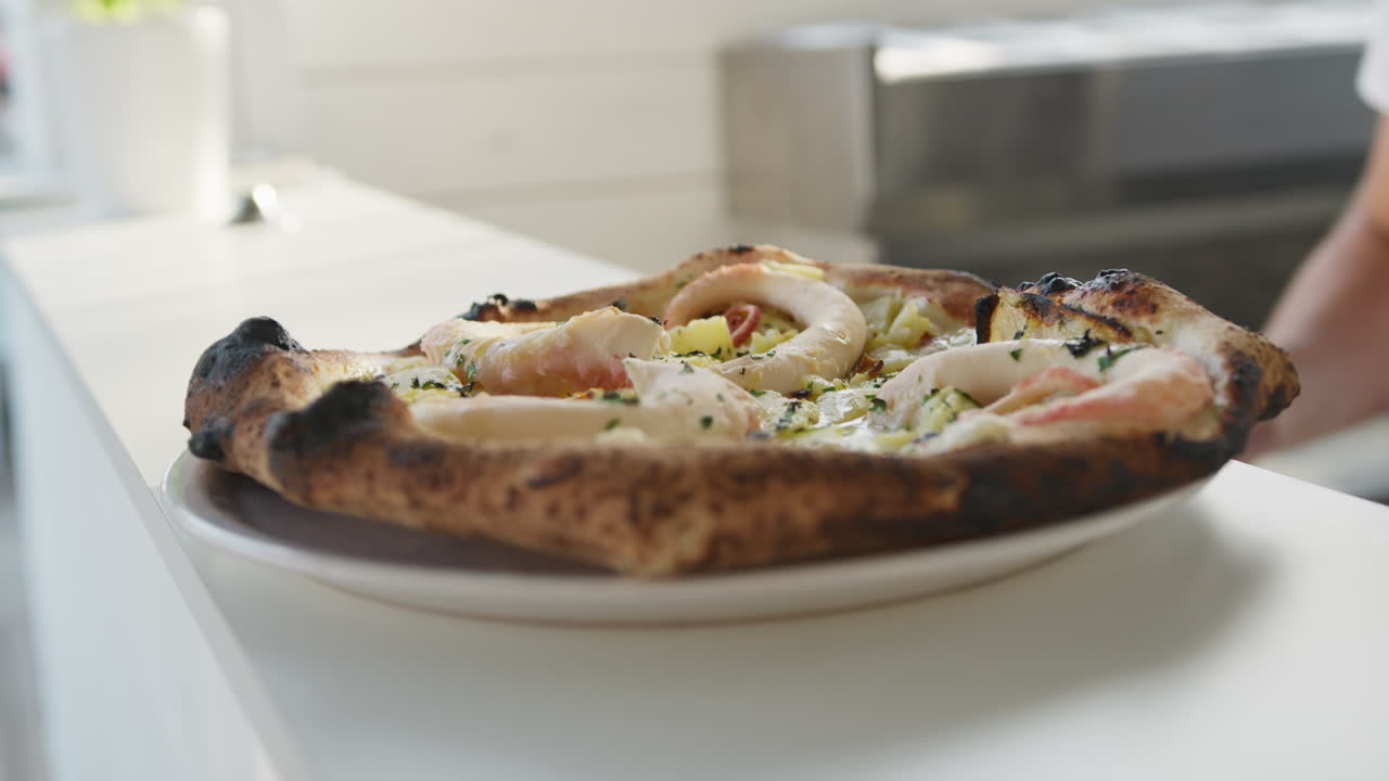 Pizza Gourmet Com Polvo e Batatas Pronta Para Ser Servida no Resort