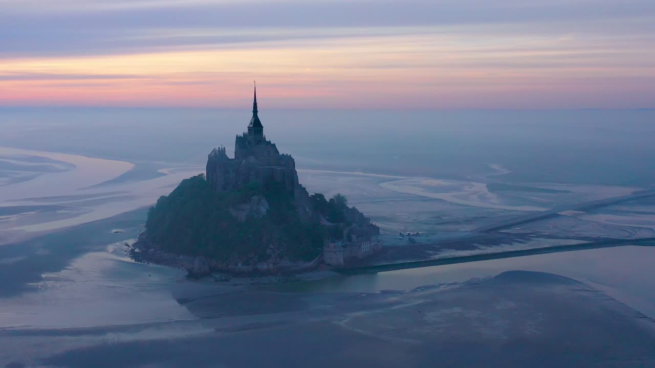 moody increíble antena del mont saint-michel francia en niebla y niebla temprano en la mañana 1