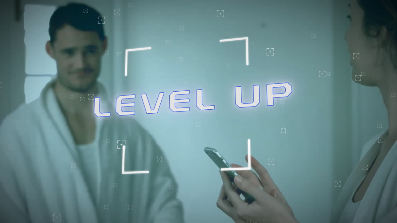 스마트폰을 사용하는 백인 여성에 대한 레벨 업 텍스트의 애니메이션