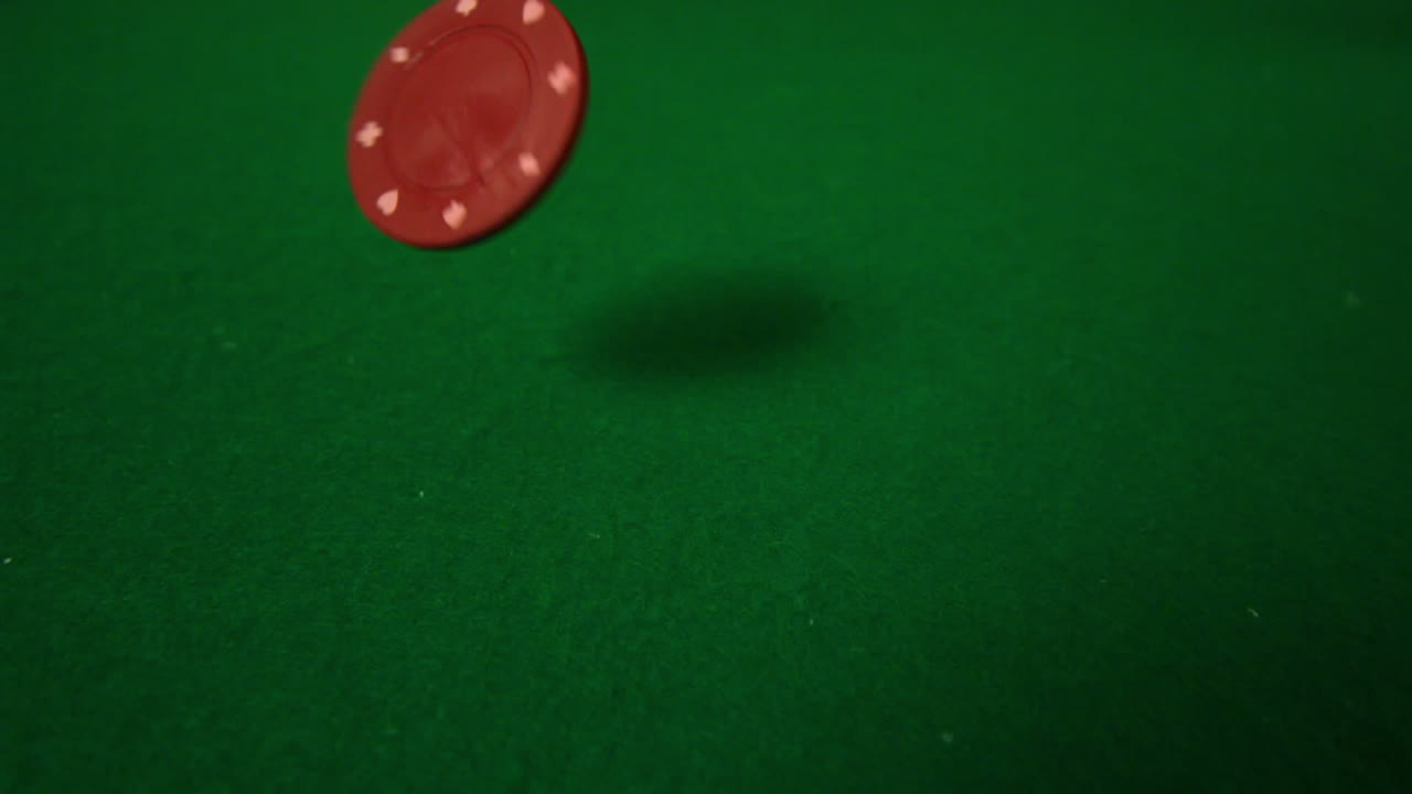 Fiches da casinò rossa che cade verso la telecamera