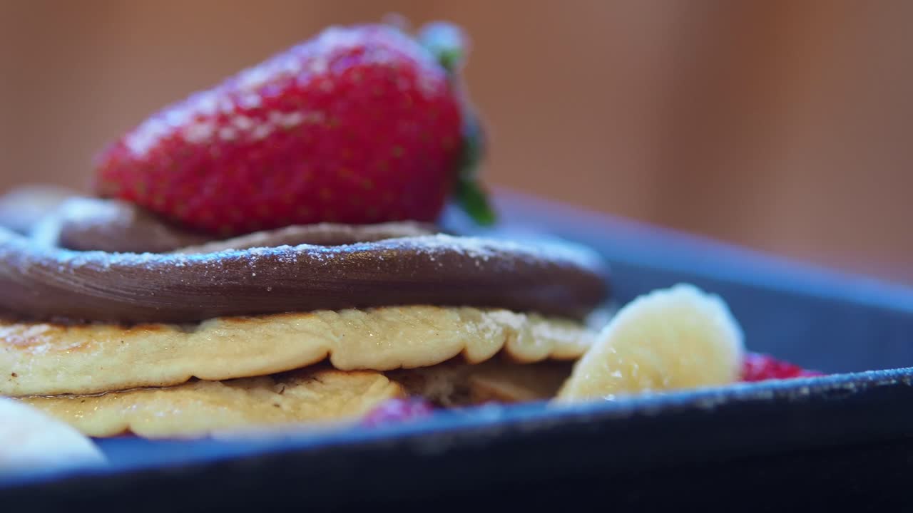 Pancake con cioccolato e fragole