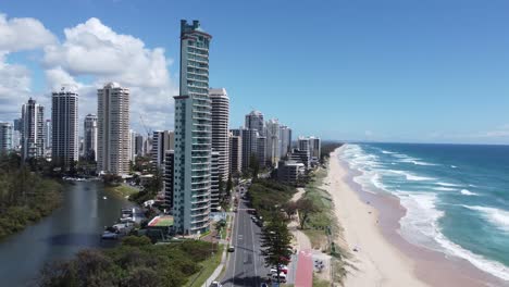 Drone-Ascendiendo-Y-Mostrando-Rascacielos,-Una-Hermosa-Playa-De-Arena-Y-Un-Río-También