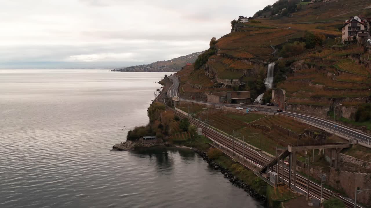 antena de carretera y vía de tren en las montañas junto al lago