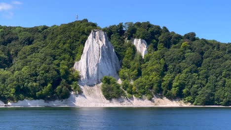 The-very-famous-chalk-cliffs-of-the-Rügen-Island-in-Germany-with-the-Königsstuhl-vantage-point,-viewed-from-the-baltic-sea