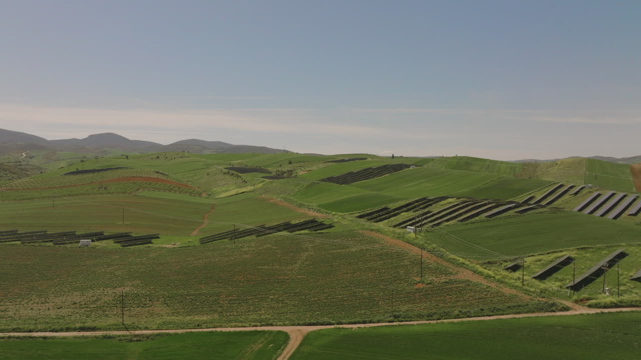 granja solar en las colinas onduladas