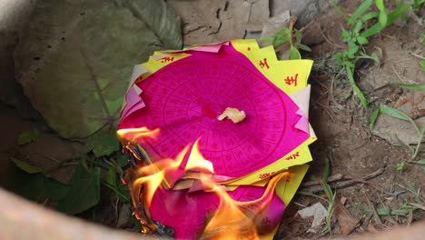 quema secuencial de papel de joss al aire libre