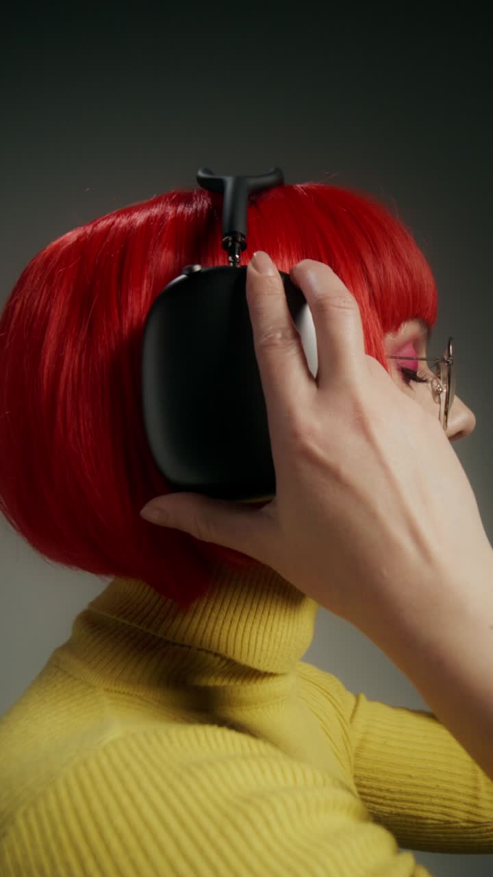 헤드폰과 노란색 스웨터를 입은 여자