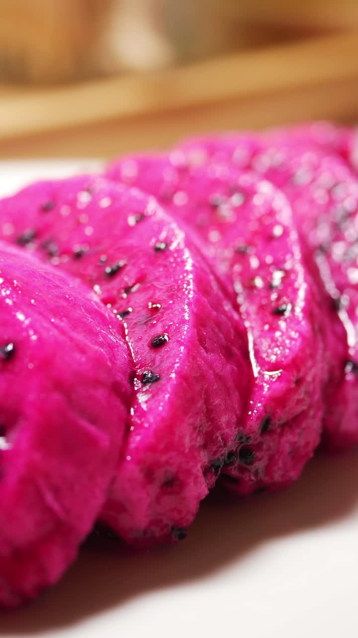 Fette di frutto del drago rosa vivace con semi neri