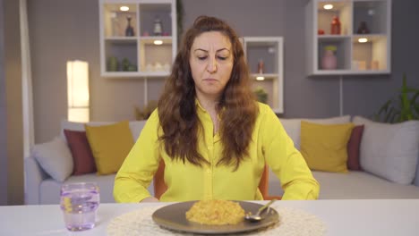 la mujer está envenenada por la comida que comió en casa.