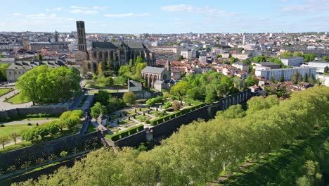 Cathedral-of-Saint-Etienne-and-Pont-Neuf-bridge-on-Vienne-river,-Limoges,-France