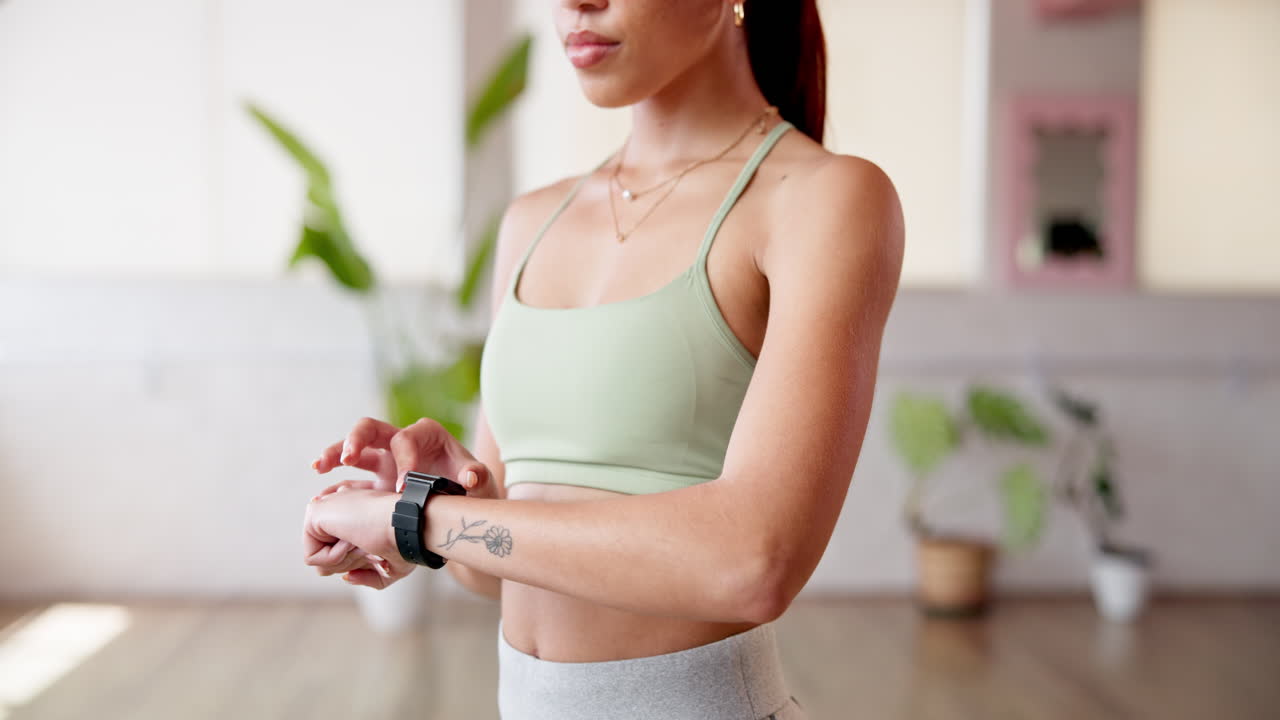 Donna che controlla il suo smartwatch dopo un allenamento