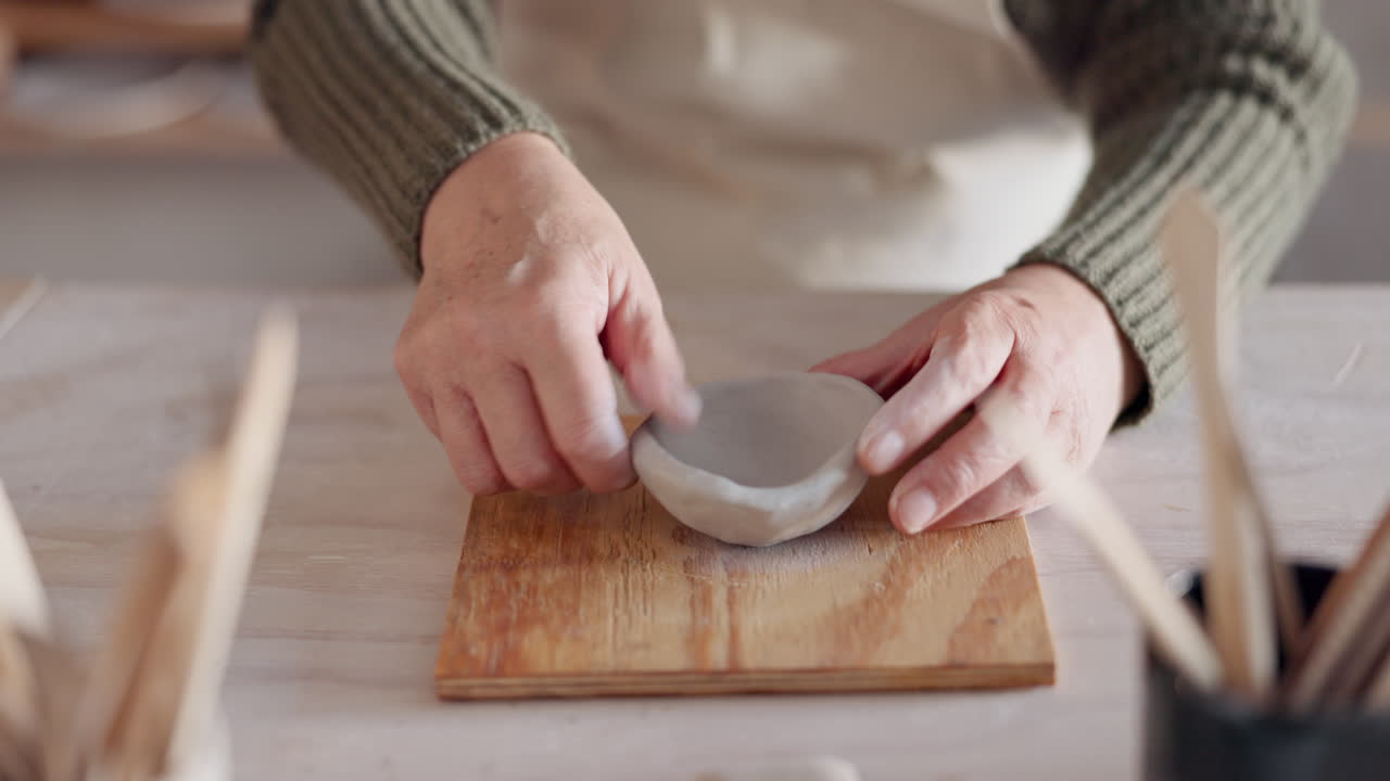 점토 그 ⁇ , 여성의 손과 예술가의 조각