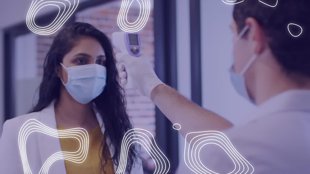 animación de líneas blancas sobre un hombre y una mujer con máscaras faciales tomando la temperatura