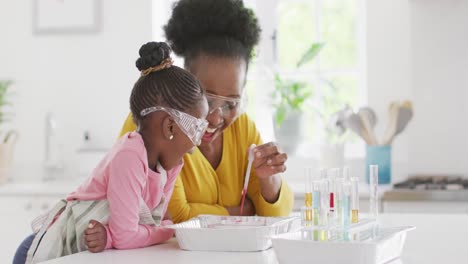 Aufgeregt-Afroamerikanische-Enkelin-Und-Großmutter-Machen-Zu-Hause-Chemieexperimente,-Kopieren-Platz