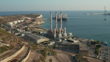 Fabrik-Mit-Drei-Großen-Schornsteinen-Am-Wasser-Auf-Der-Mittelmeerinsel-Malta