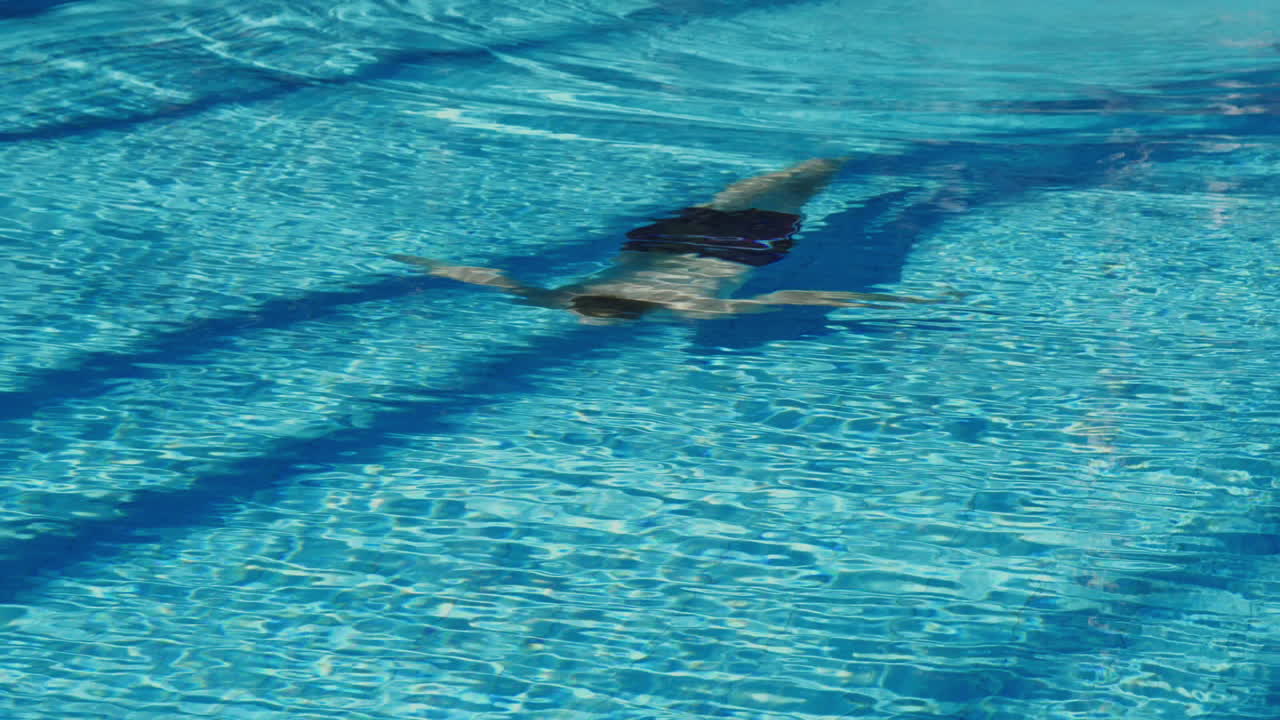 молодой человек наслаждается плаванием в бассейне великолепный отдых замедленная съемка видео