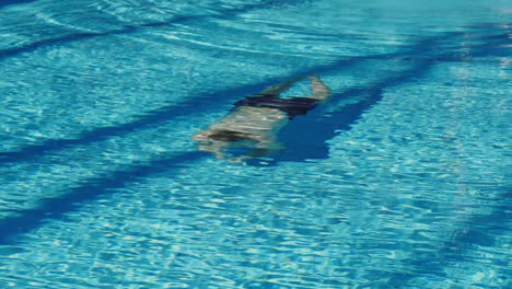 Ein-Junger-Mann-Schwimmt-Gerne-Im-Pool-Tolles-Urlaubs-zeitlupenvideo