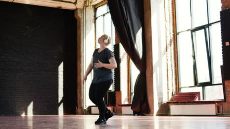 mujer bailando en el interior