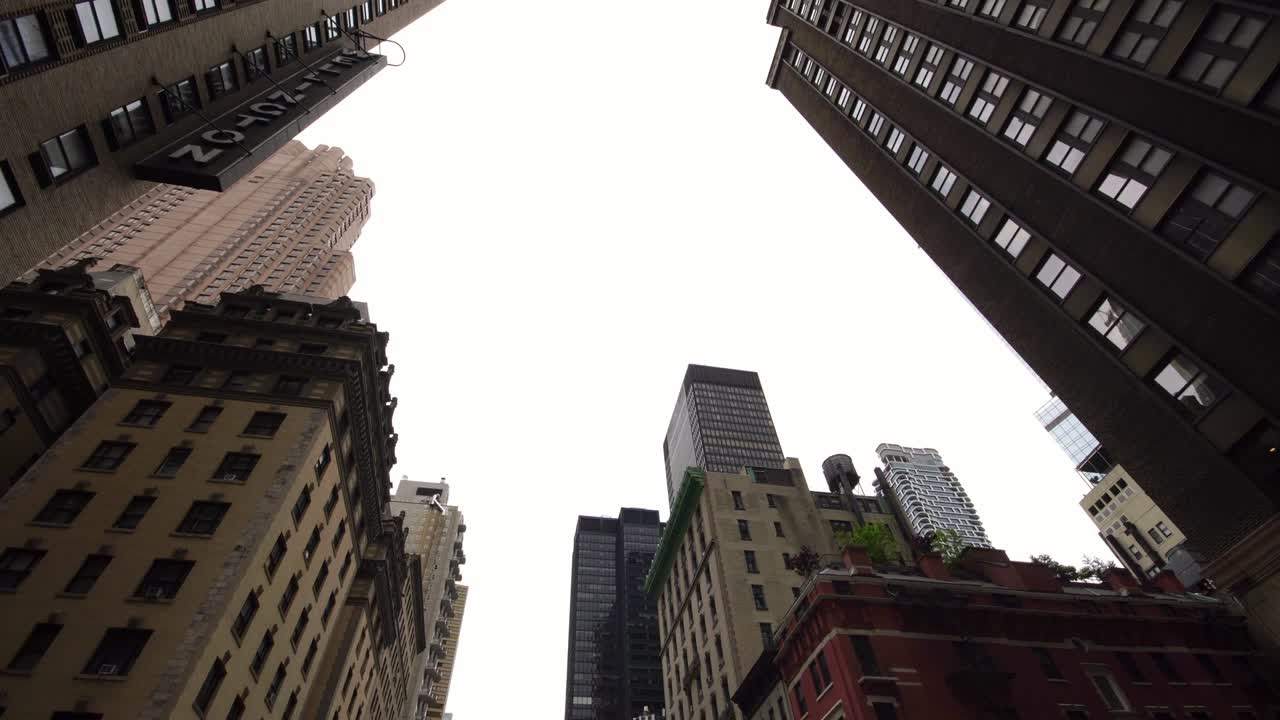 bajo ángulo de movimiento de los rascacielos clásicos edificios en el centro de la ciudad de nueva york nueva york manhattan