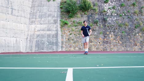 Aktiver-Mann,-Der-Tennis-Spielt