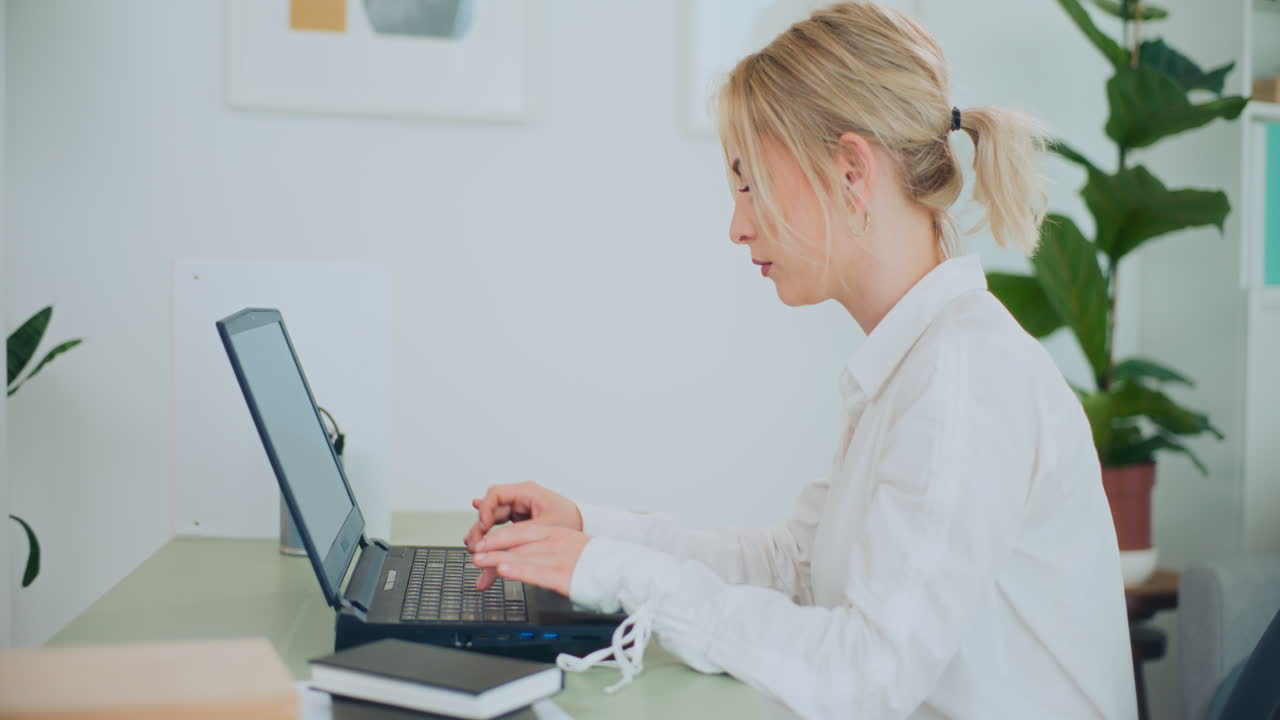 mujer de negocios escribiendo un correo electrónico a un cliente
