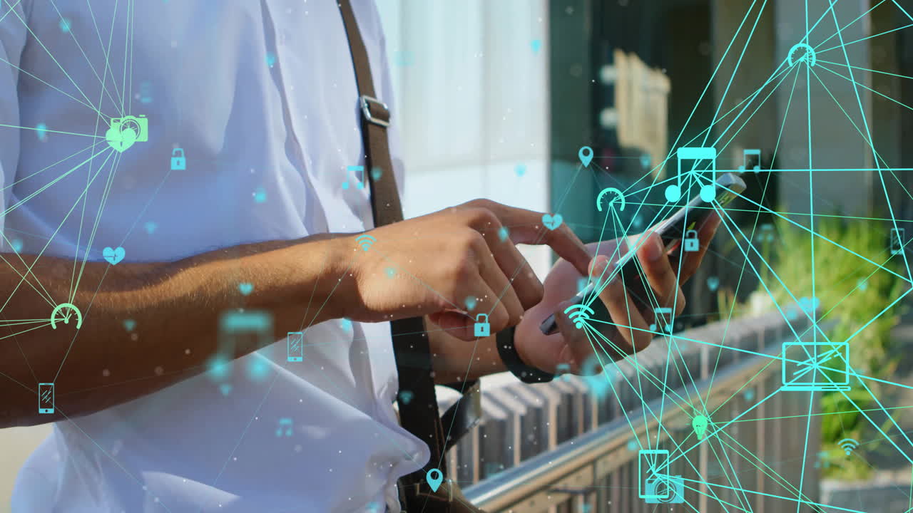 animación de iconos conectados globos sobre la sección media de un hombre biracial desplazándose en el teléfono inteligente