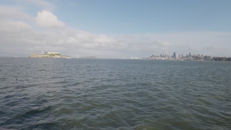 El-Horizonte-De-San-Francisco-Con-La-Isla-De-Alcatraz-Desde-Un-Barco-En-El-Agua