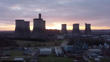 Fiddlers-Ferry-Stillgelegtes-Kohlekraftwerk-Bei-Sonnenaufgang-Hinter-Einem-Wahrzeichen,-Luftaufnahme-Mit-Herausgezoomter-Ansicht