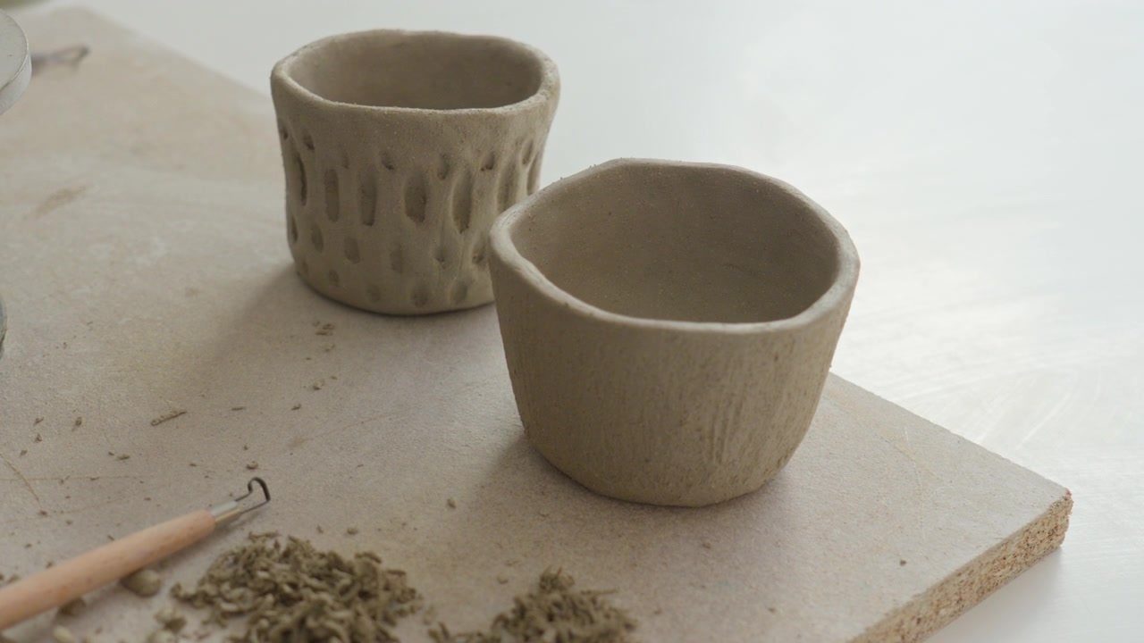 Posizionare una tazza di argilla morbida accanto a un'altra, mostrando il lavoro dell'artigiano