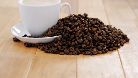 una taza de café con frijoles tostados